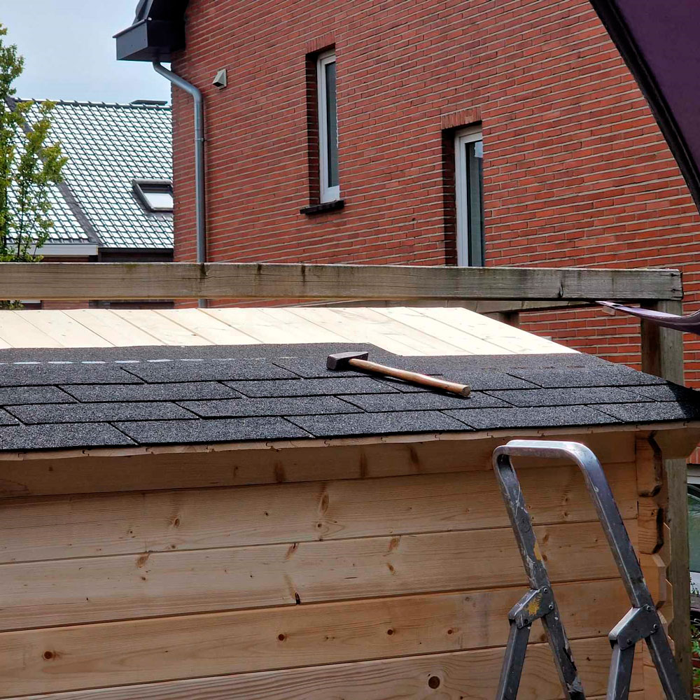 dak van klein tuinhuisje